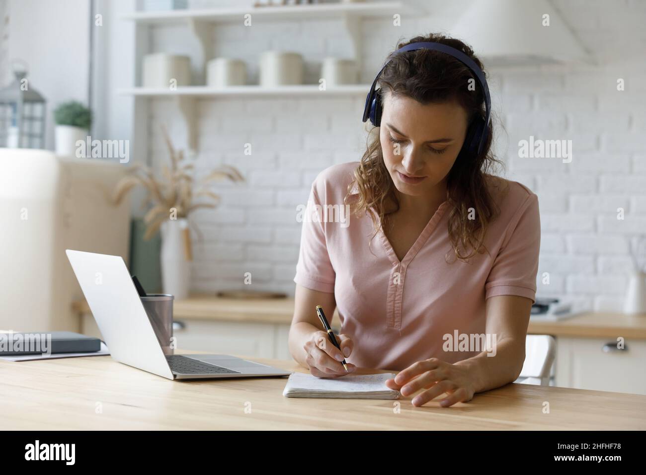 Konzentriert junge 30s Frau E-Learning zu Hause. Stockfoto