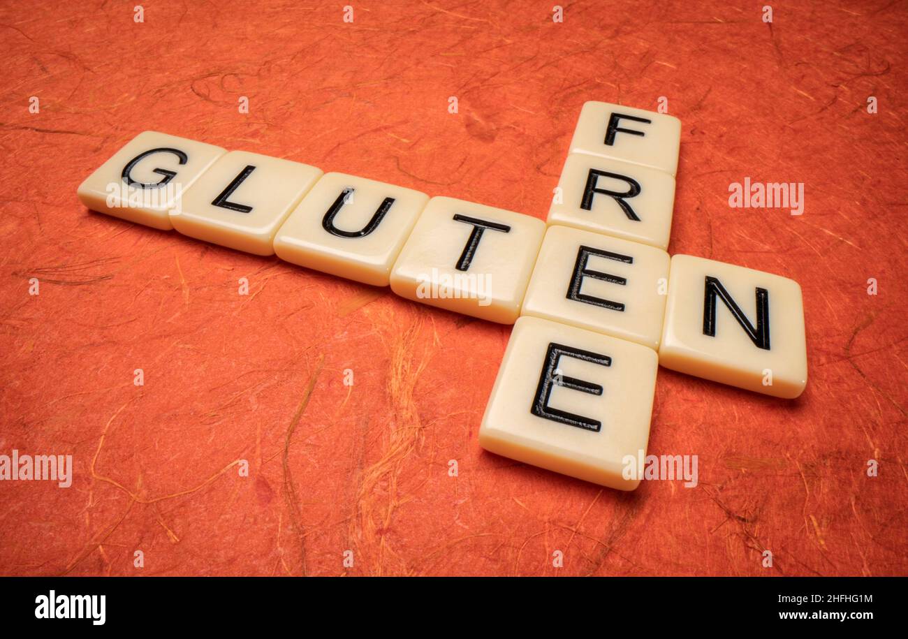 Glutenfreies Kreuzworträtsel in Elfenbein Buchstaben Fliesen gegen strukturierte handgemachte Papier, Gesundheit und Ernährung Konzept Stockfoto