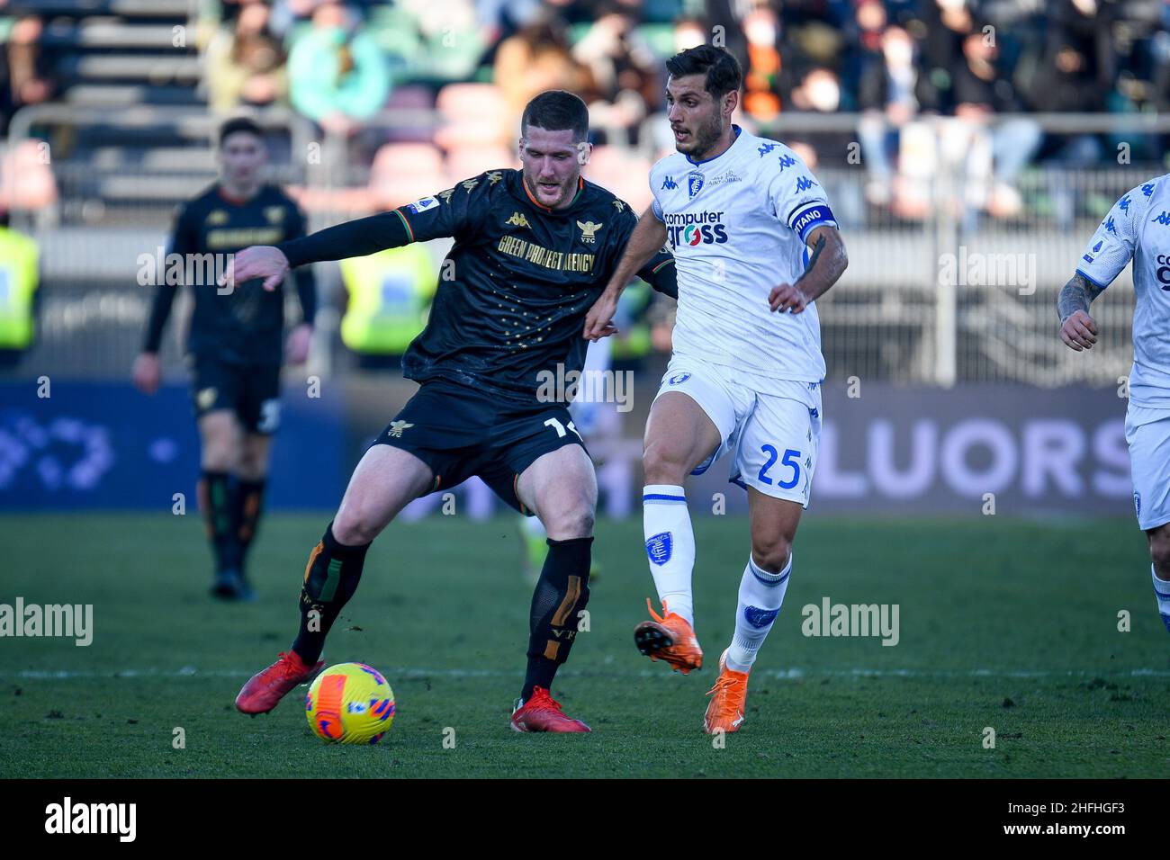 Venedig, Italien. 16th Januar 2022. Venezia's Thomas Henry im Kampf gegen Empoli's Filippo Bandinelli während Venezia FC gegen Empoli FC, italienische Fußballserie A Spiel in Venedig, Italien, Januar 16 2022 Quelle: Independent Photo Agency/Alamy Live News Stockfoto