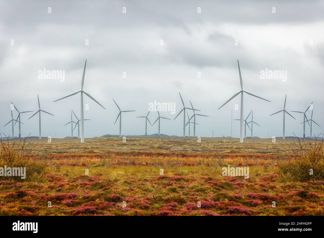 Windturbinen-Betrieb in Smola. Die arktische Tundra auf der Insel Smola, Grafschaft More Og Romsdal, Norwegen. Stockfoto