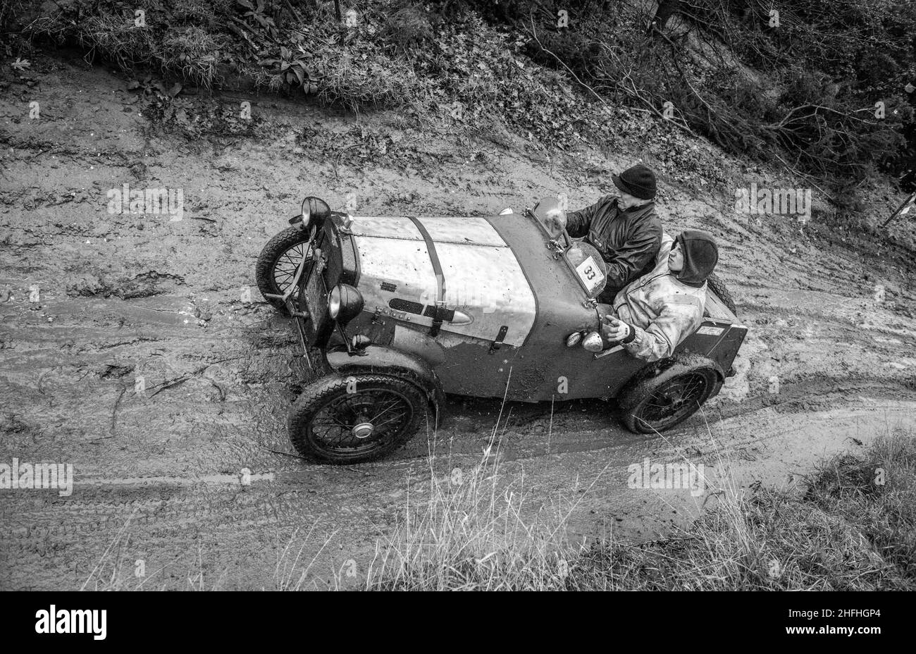 Die Mitglieder des Pre war Austin 7 Car Club, die an der Dave Wilcox Memorial Hill Trials-Veranstaltung unter sehr nassen, rutschigen und schlammigen Bedingungen teilnehmen. Stockfoto