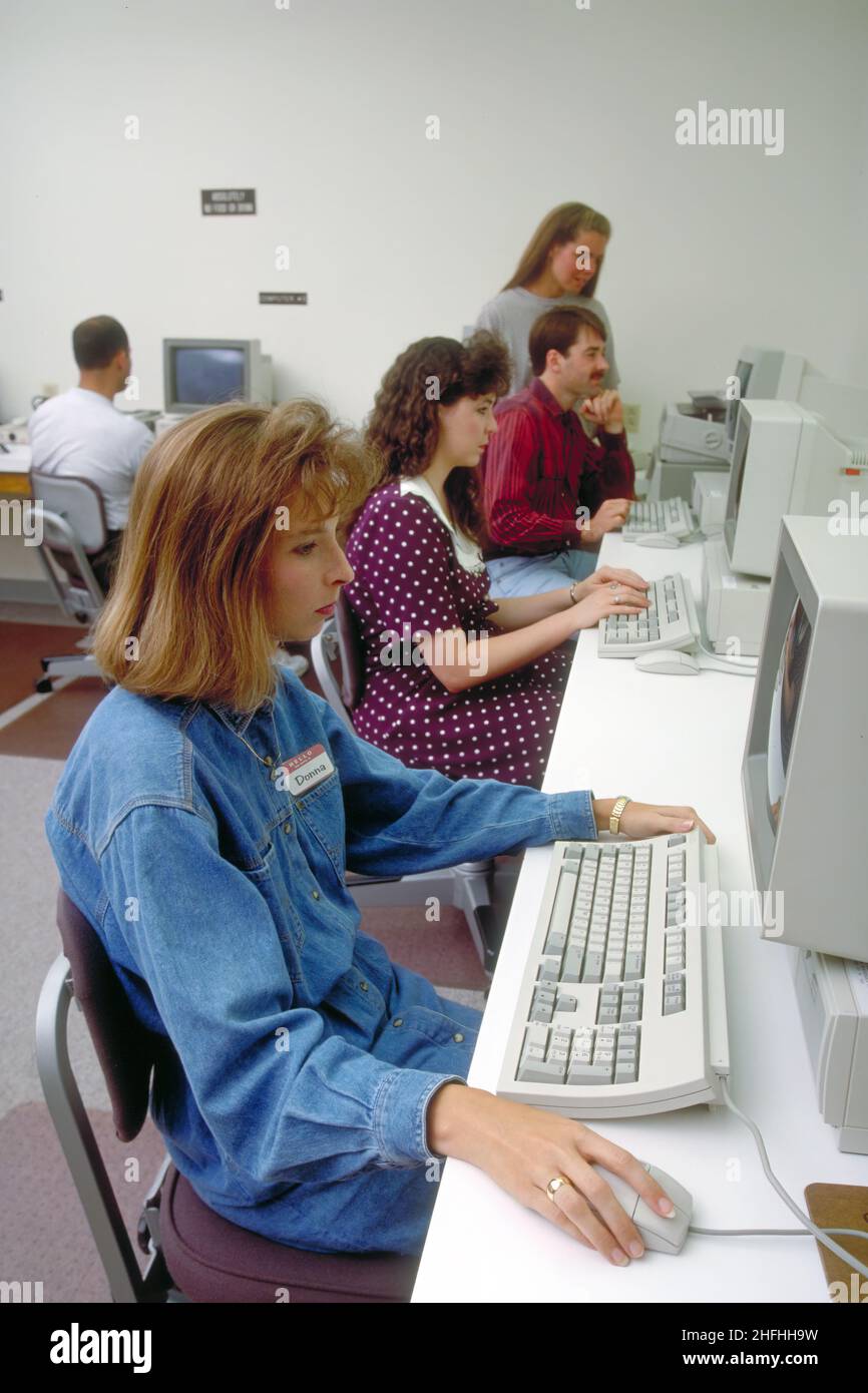 Springfield, Missouri, USA 6. Oktober 1998: Studenten in einem Computerlabor der Ära 1990s. Stockfoto