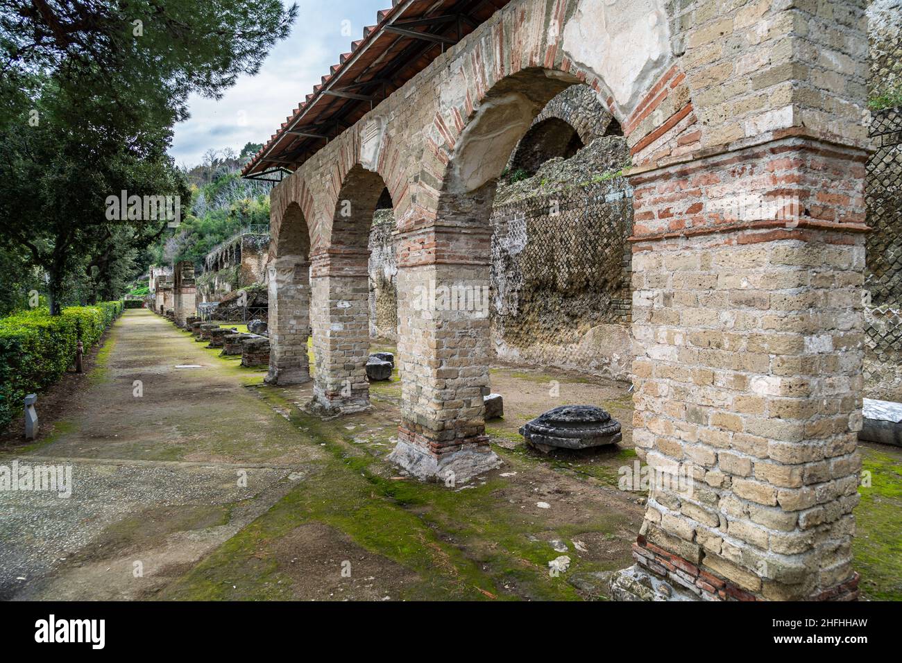 Römische Ruinen im Archäologiepark Baiae, Neapel. Baiae war eine reiche römische Stadt, die für ihre Thermalbäder berühmt war Stockfoto