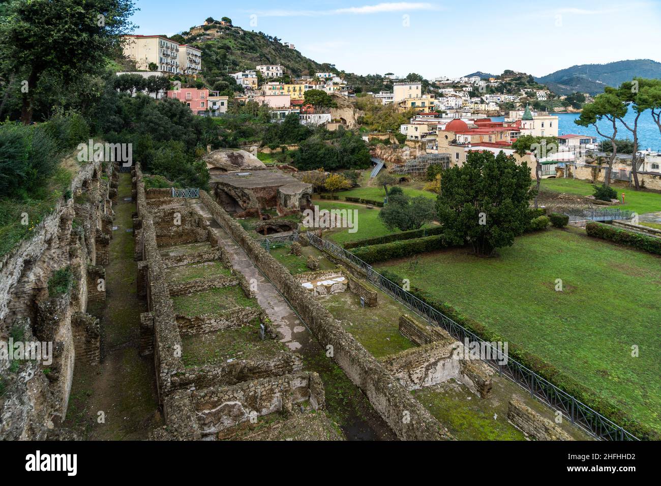 Ansicht der archäologischen Stätte Baiae in der Nähe von Neapel, Italien. Baiae war eine römische Stadt, die für ihre Thermalbäder berühmt war Stockfoto