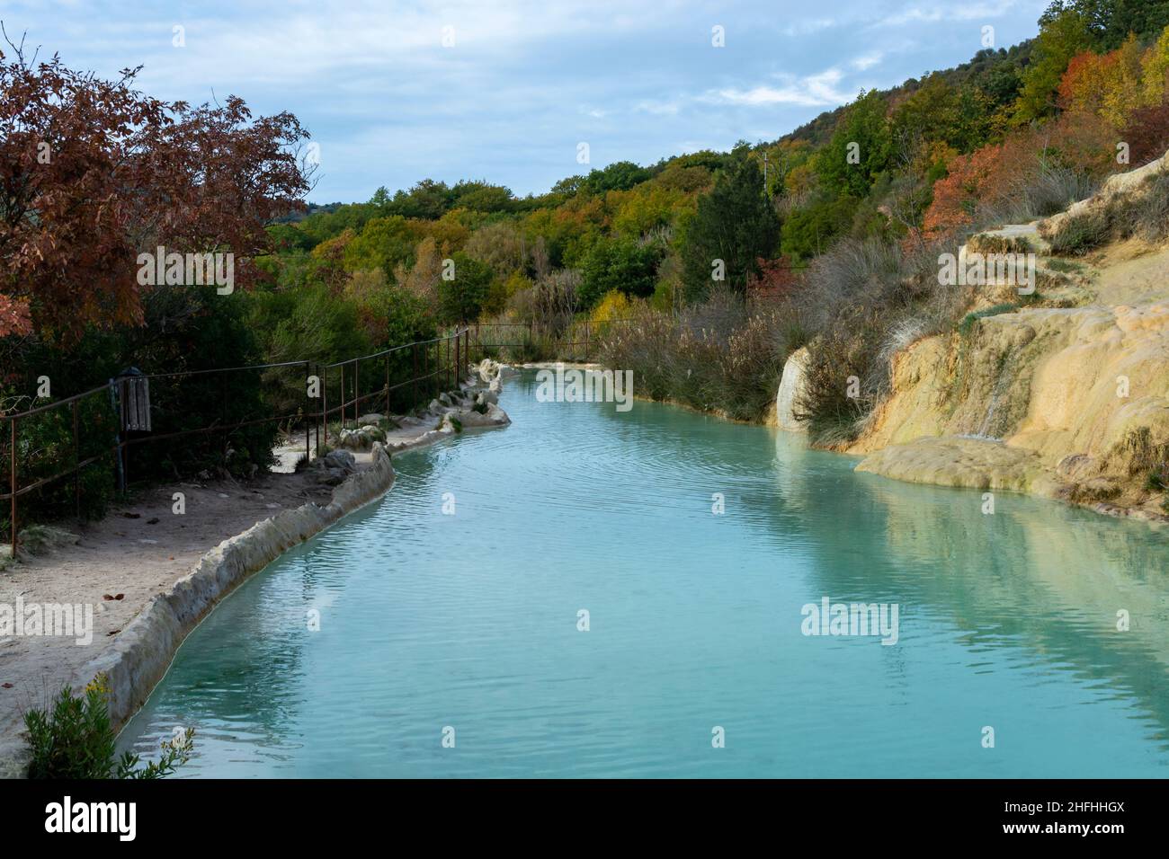 Alte heiße Thermalquellen und blauer Pool im Naturpark Dei Mulini, Bagno Vignoni, Toskana, Italien im Herbst Stockfoto