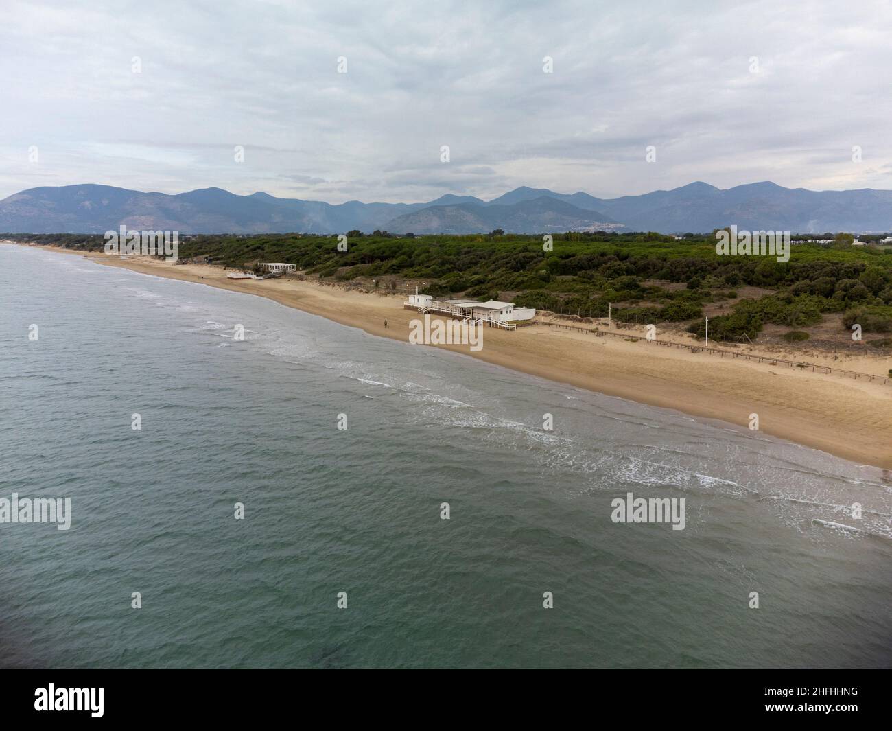 Luftaufnahme auf Sandstrand und Küste des Tyrrhenischen Meeres zwischen zwei touristischen Städten Sperlonga und Terracina in Latium, Italien im Herbst Stockfoto