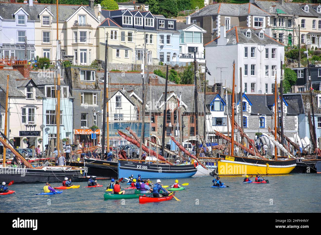 Alte Fischerboote und Kajakgruppe in Harbour, Looe, Cornwall, England, Vereinigtes Königreich Stockfoto