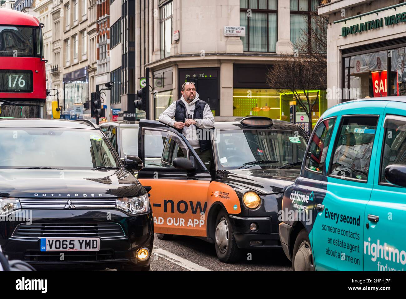 Cabbie blickt aus seinem Auto auf die Demonstration „Kill the Bill“ im Zentrum von London. Das Gesetz über Polizei, Kriminalität, Verurteilung und Gerichte stellt eine Bedrohung für das Recht auf Protest dar. London, England, Großbritannien 15.01.2022 Stockfoto