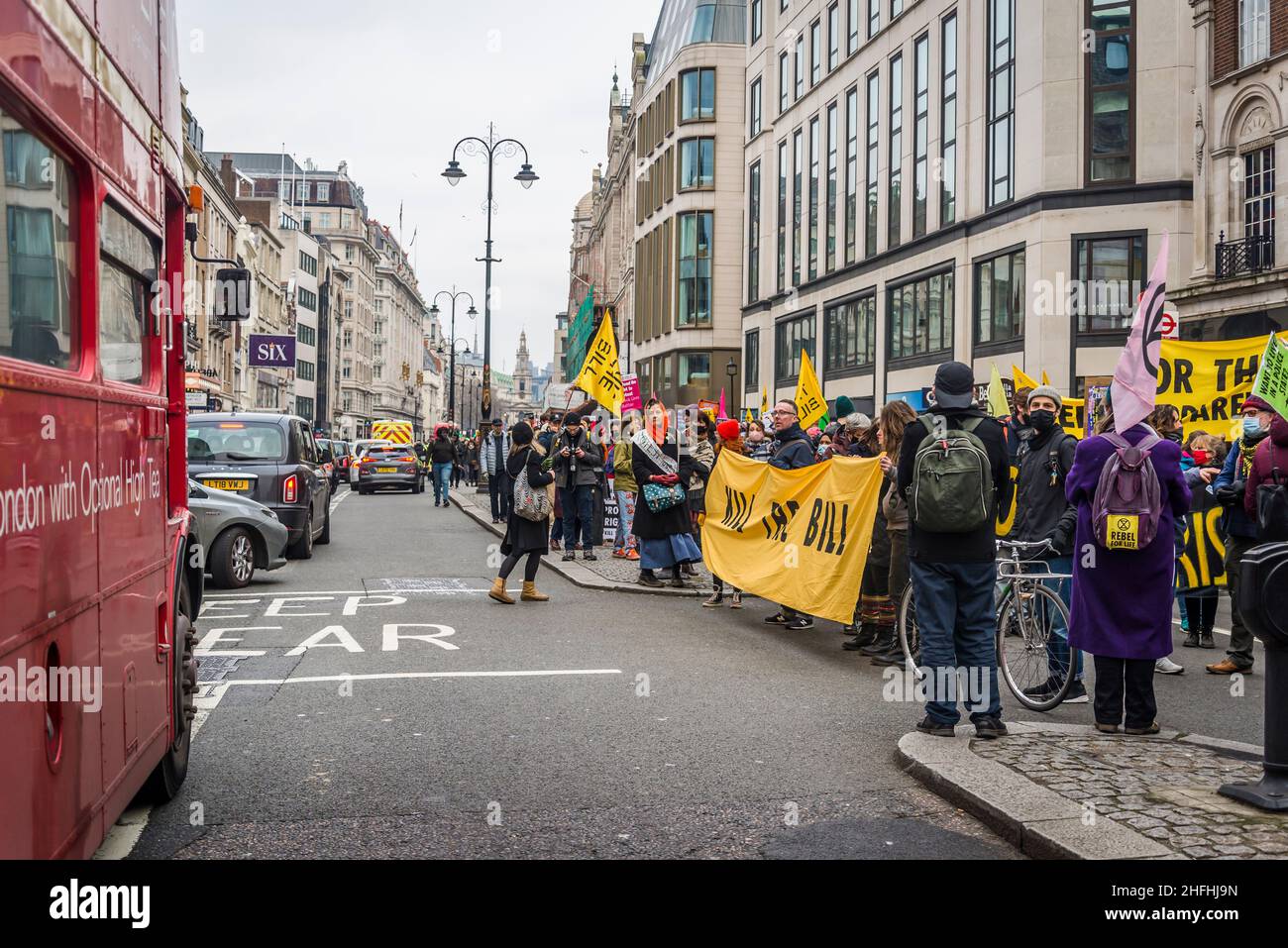 Demonstranten blockieren die Straße auf dem Strand und demonstrieren im Londoner Zentrum „Kill the Bill“ vor einer Abstimmung im House of Lords. Das Gesetz über Polizei, Kriminalität, Verurteilung und Gerichte stellt eine Bedrohung für das Recht auf Protest dar. London, England, Großbritannien 15.01.2022 Stockfoto