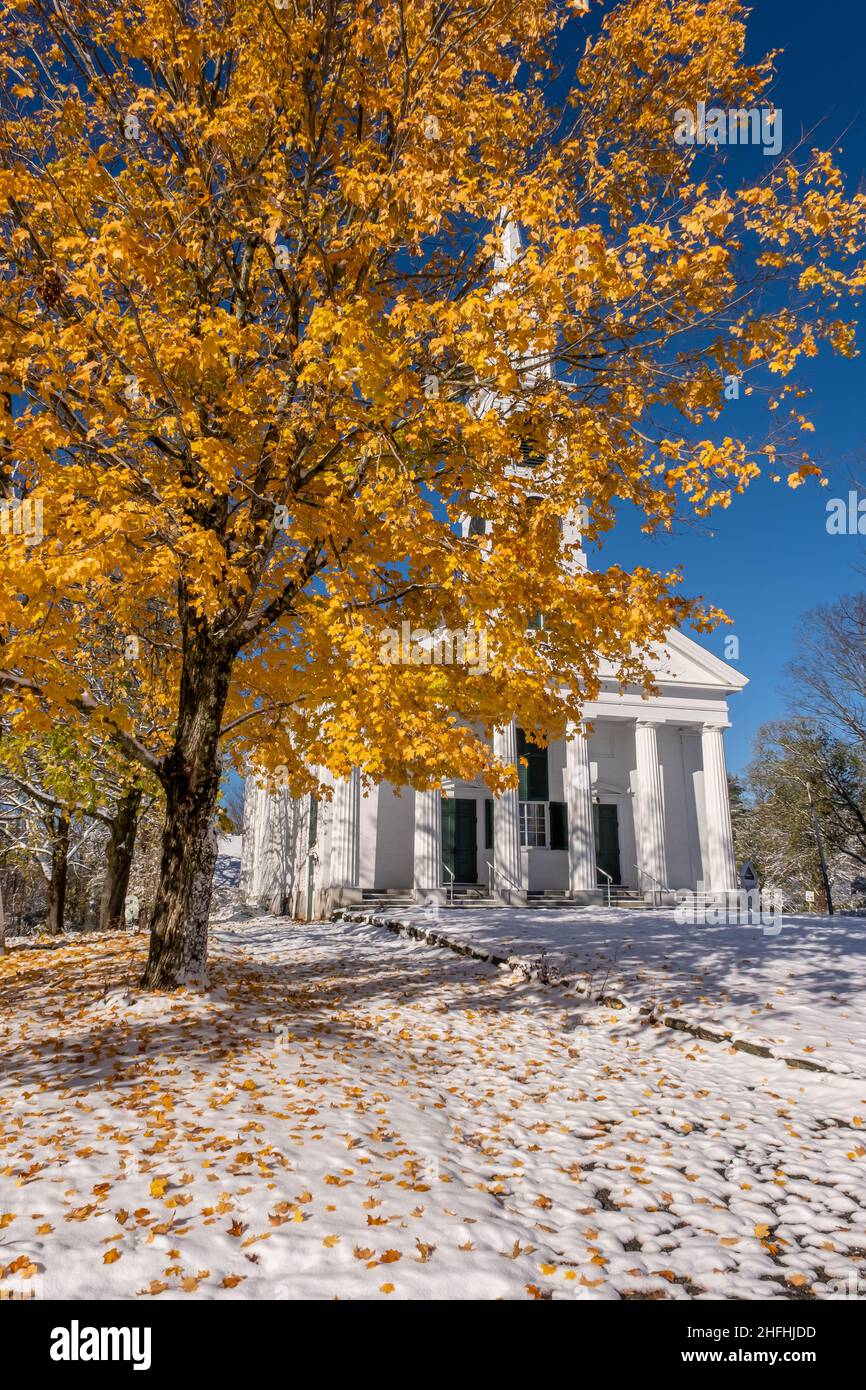 Ein früher Schneesturm hinterließ einen Staubefall auf dem Town Common in Petersham, MA Stockfoto