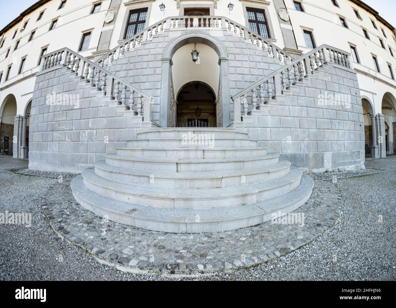 Udine, Italien. Januar 2022. Panoramablick auf die Treppe vor dem Stadtschlossgebäude Stockfoto