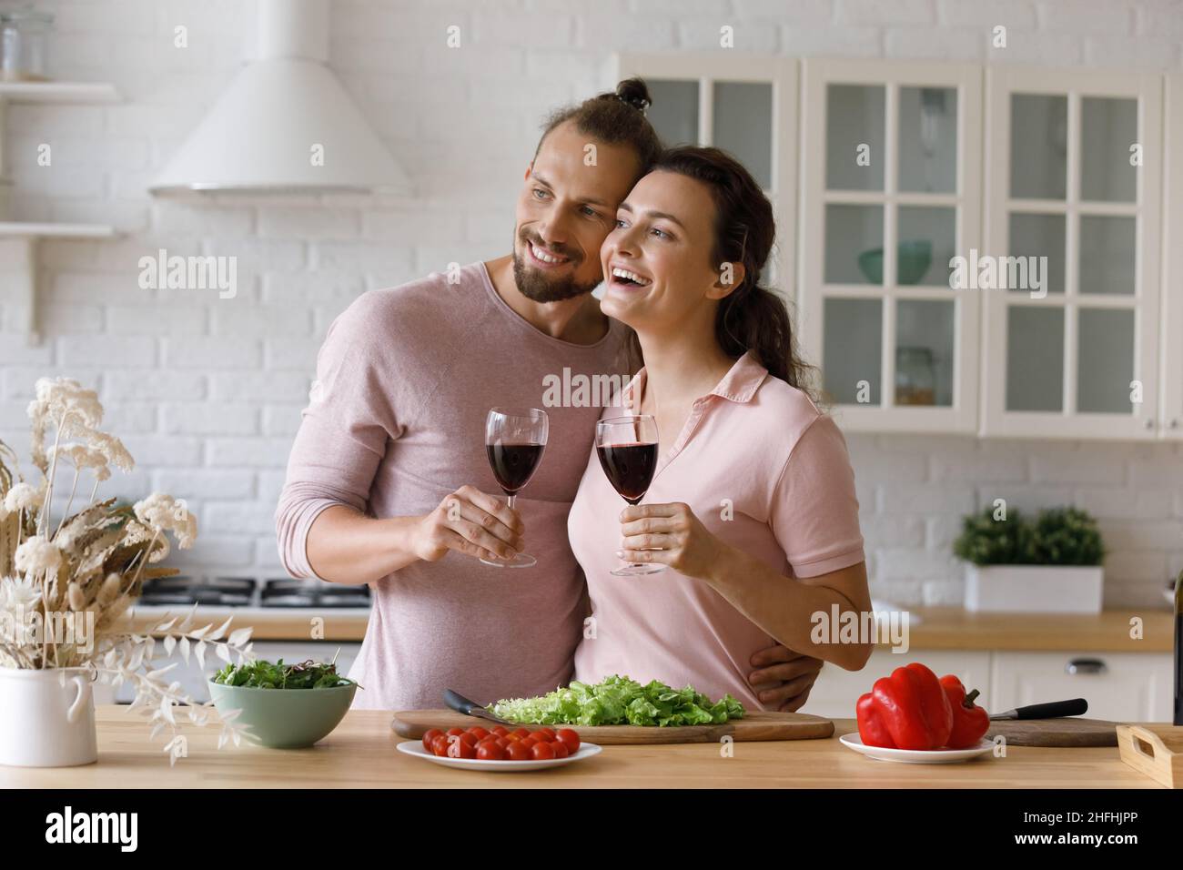 Glücklich Bonding junge Familie Paar träumen in der Küche. Stockfoto