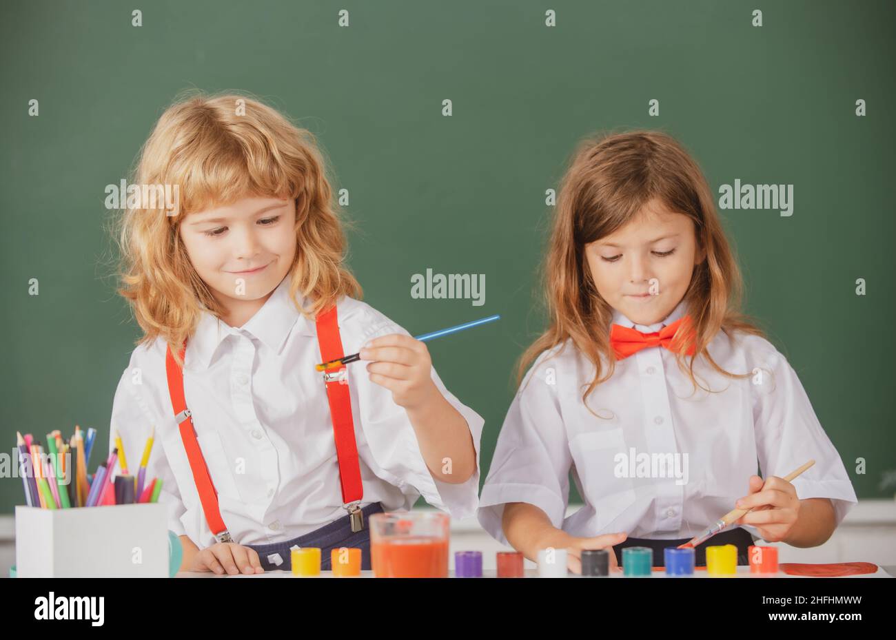 schulkinder-zeichnen-im-klassenzimmer-mit-bleistiftzeichnen-bunte