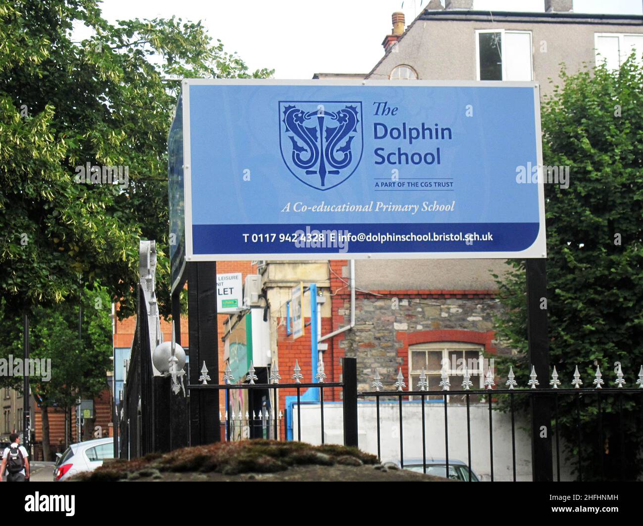 August 2013 - Schild für die Delfinschule in Bristol, auf der Gloucester Road Stockfoto