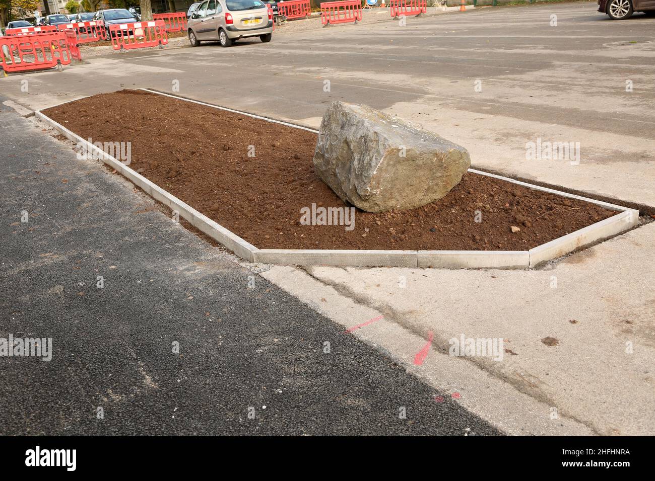 Oktober 2015 - Neues Hochbeet auf einem Parkplatz Stockfoto