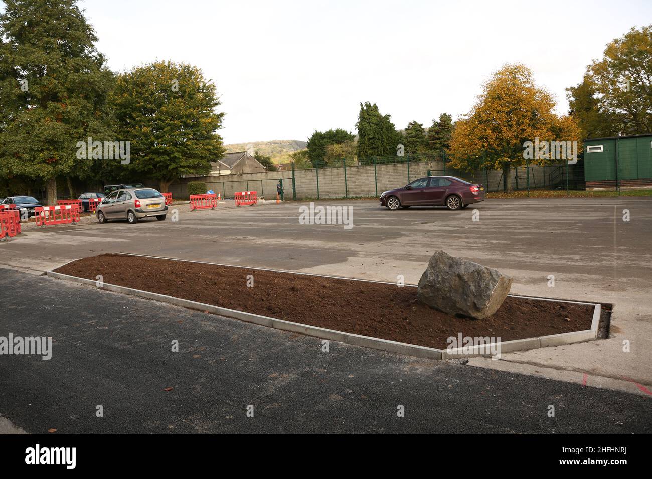 Oktober 2015 - Neues Hochbeet auf einem Parkplatz Stockfoto