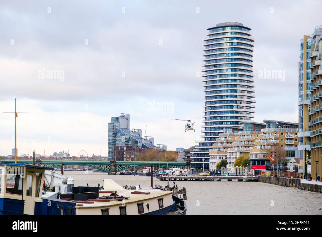 Ein Hubschrauber hebt vom Battersea Heliport in London ab Stockfoto
