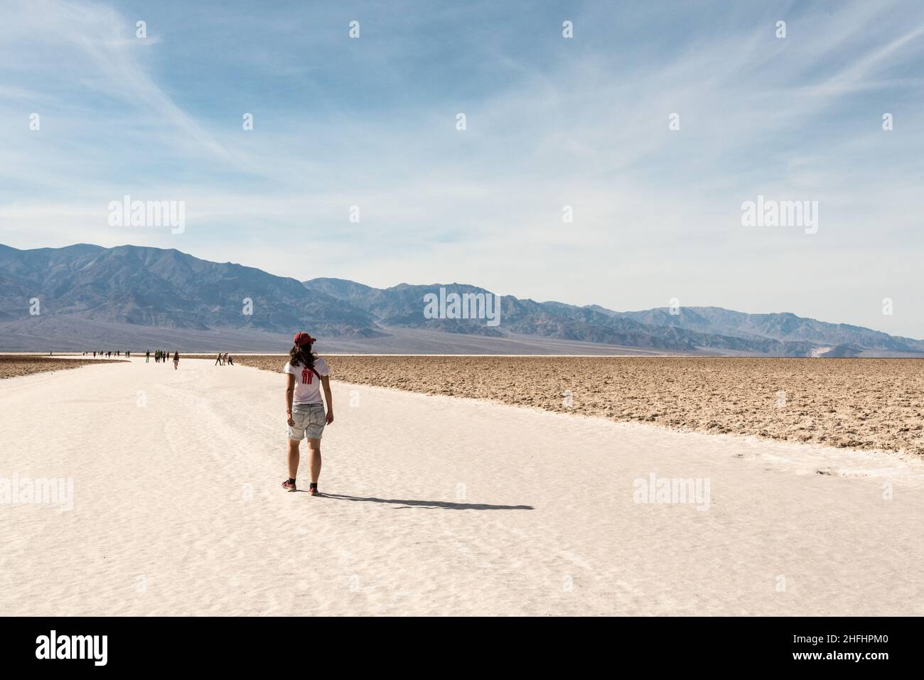 Eine einsame Person, die durch das berühmte Badwater Basin im Death Valley, USA, wandert Stockfoto