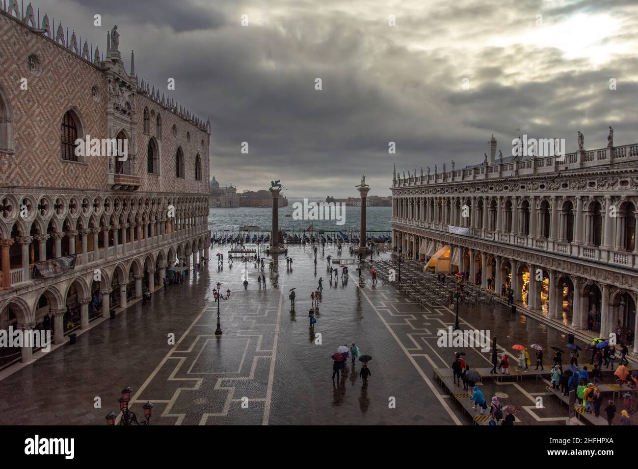 Der Markusplatz in Venedig bei schlechtem Wetter und Flut in Venedig, Italien Stockfoto