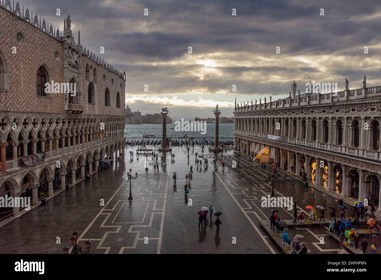 Der Markusplatz in Venedig bei schlechtem Wetter und Flut in Venedig, Italien Stockfoto