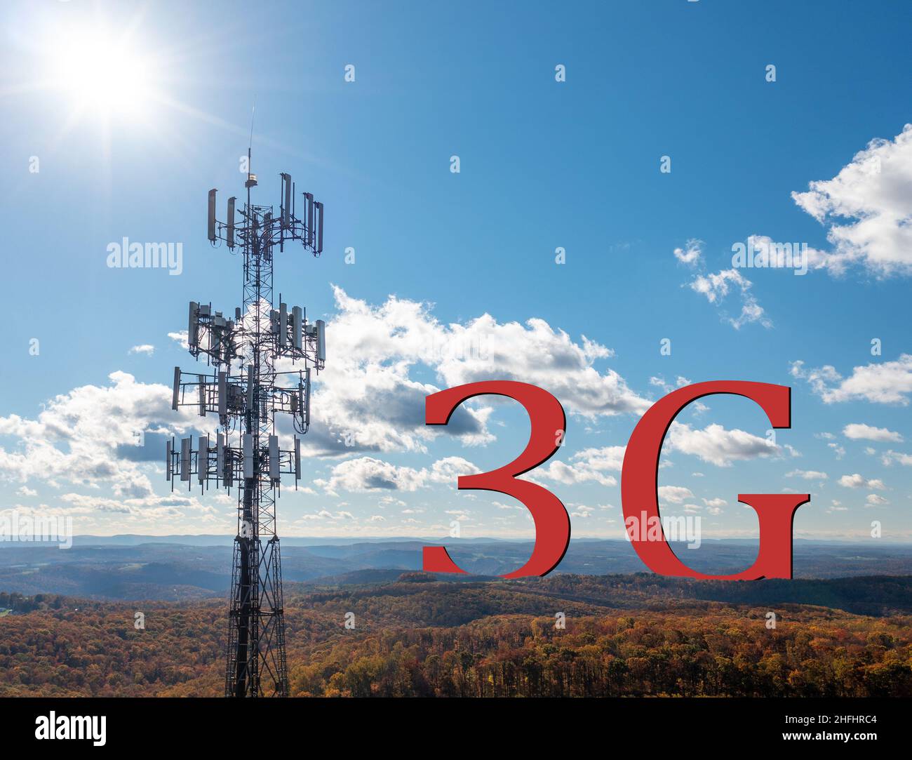 Ende der Lebensdauer oder Abschaltung für Mobilfunknetze der 3rd. Generation oder 3G Zellen, dargestellt mit 3G, die unter dem ländlichen Horizont hinter dem Turm sinken Stockfoto