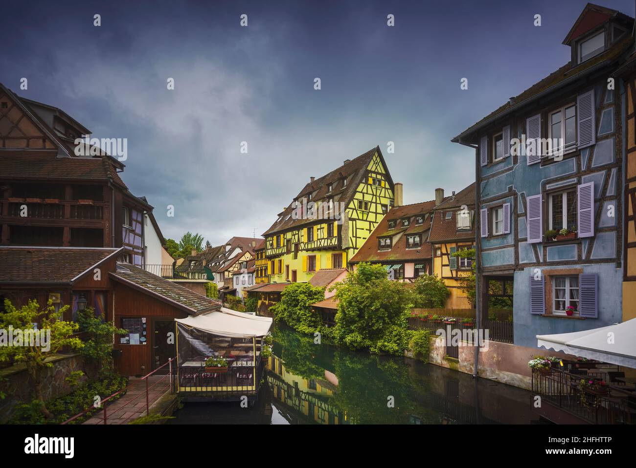 Colmar, Petite Venice, Wasserkanal und traditionelle bunte Fachwerkhäuser. Elsass, Frankreich. Stockfoto