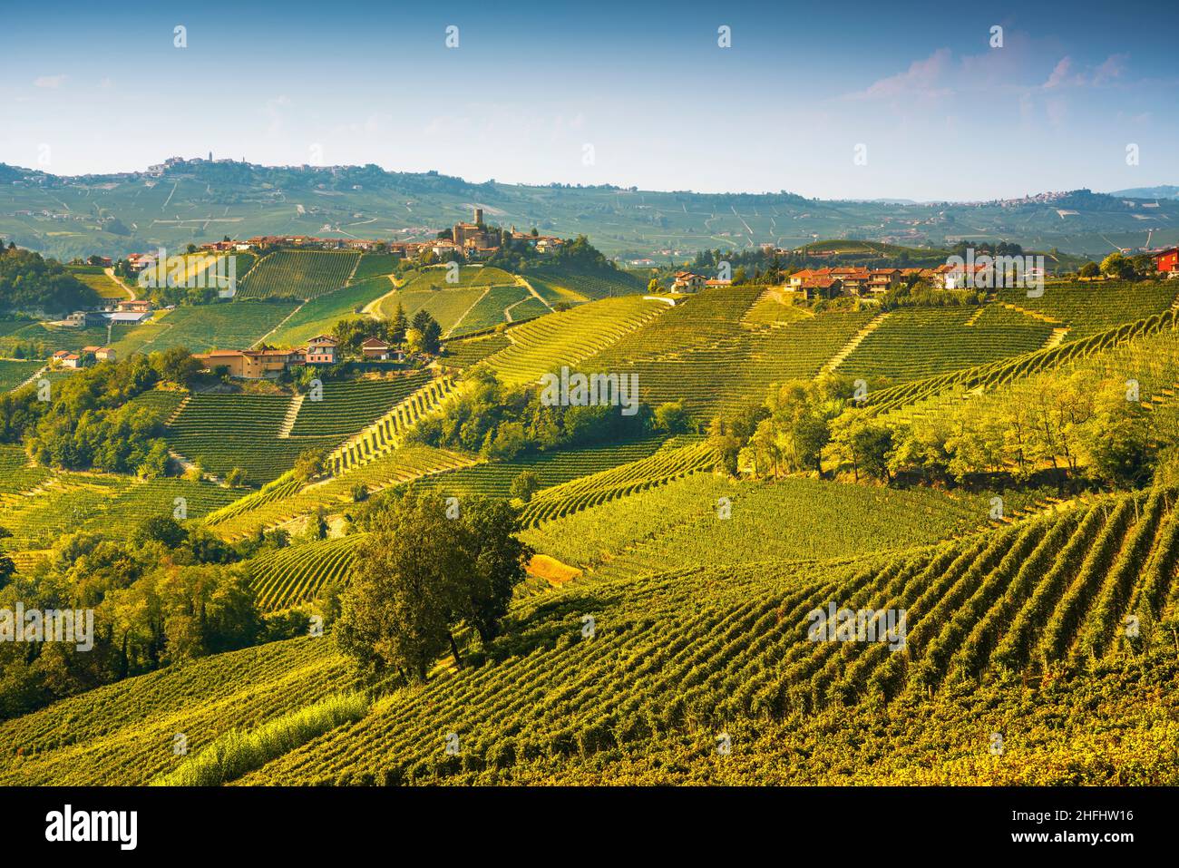 Langhe Weinberge Landschaft und Castiglione Falletto Dorf Panorama, UNESCO-Website, Piemont, Norditalien Europa. Stockfoto