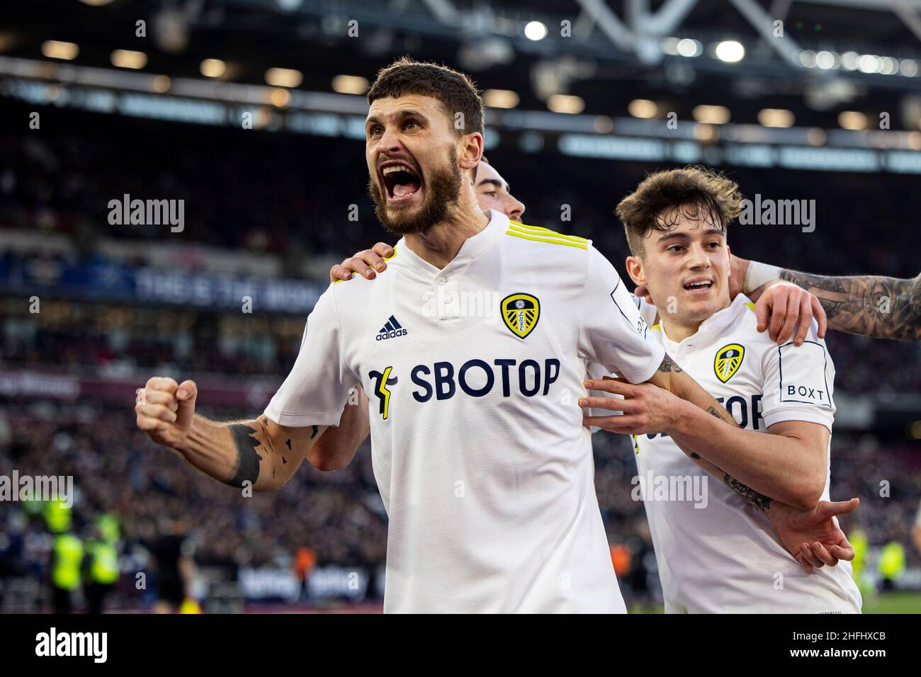 London, Großbritannien. 16th Januar 2022. Mateusz Klich von Leeds United feiert, nachdem er 4th Tore seiner Seiten erzielt hat, aber es ist vom VAR nicht erlaubt und ausgeschlossen. Premier League-Spiel, West Ham Utd gegen Leeds United am Sonntag, 16th. Januar 2022, im Londoner Stadion im Queen Elizabeth Olympic Park in London. Dieses Bild darf nur für redaktionelle Zwecke verwendet werden. Nur zur redaktionellen Verwendung, Lizenz für kommerzielle Nutzung erforderlich. Keine Verwendung bei Wetten, Spielen oder Veröffentlichungen in einem Club/einer Liga/einem Spieler. PIC von Lewis Mitchell/Andrew Orchard Sports Photography/Alamy Live News Credit: Andrew Orchard Sports Photography/Alamy Live News Stockfoto