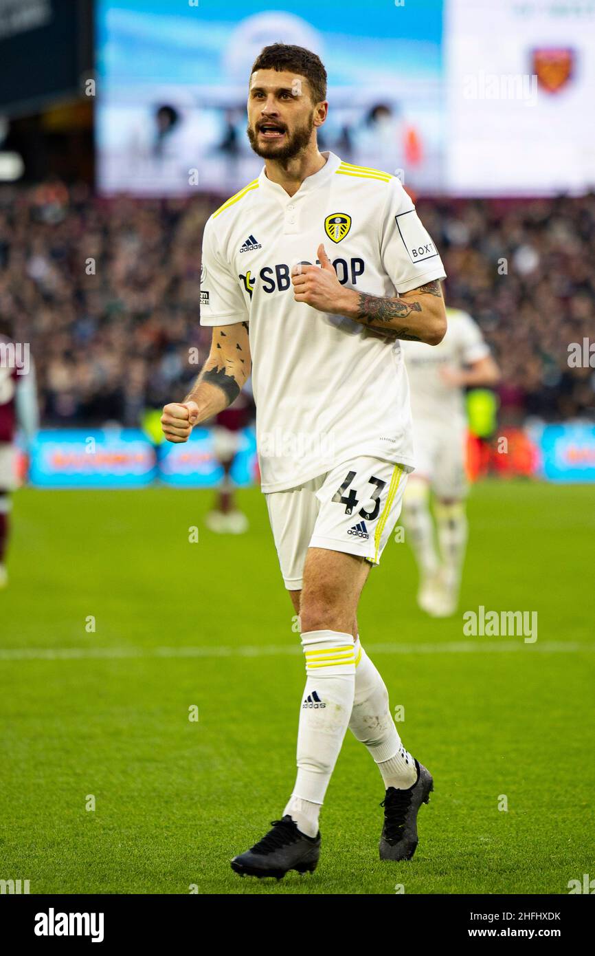 London, Großbritannien. 16th Januar 2022. Mateusz Klich von Leeds United feiert, nachdem er 4th Tore seiner Seiten erzielt hat, aber es ist vom VAR nicht erlaubt und ausgeschlossen. Premier League-Spiel, West Ham Utd gegen Leeds United am Sonntag, 16th. Januar 2022, im Londoner Stadion im Queen Elizabeth Olympic Park in London. Dieses Bild darf nur für redaktionelle Zwecke verwendet werden. Nur zur redaktionellen Verwendung, Lizenz für kommerzielle Nutzung erforderlich. Keine Verwendung bei Wetten, Spielen oder Veröffentlichungen in einem Club/einer Liga/einem Spieler. PIC von Lewis Mitchell/Andrew Orchard Sports Photography/Alamy Live News Credit: Andrew Orchard Sports Photography/Alamy Live News Stockfoto