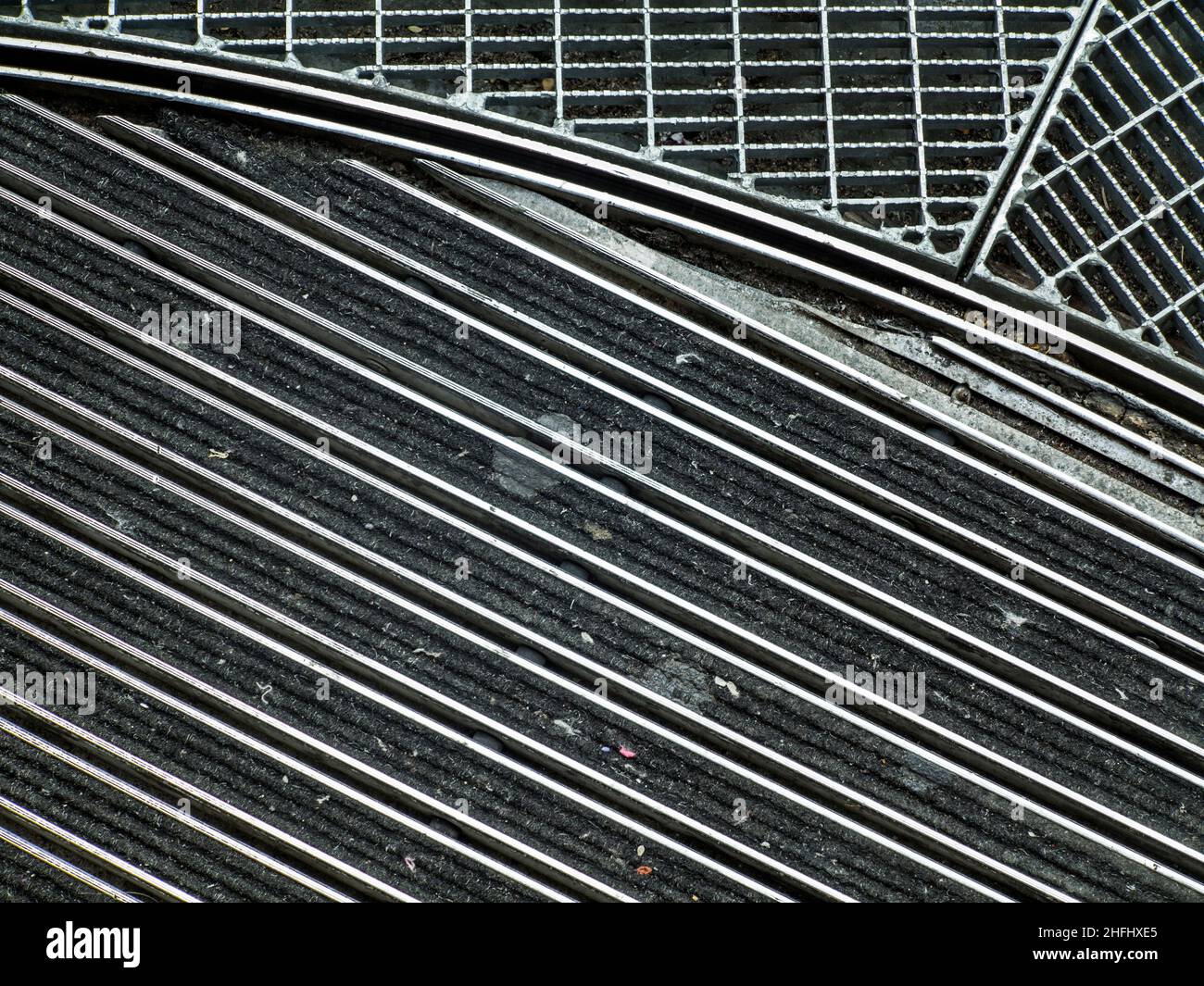 Muster des geometrischen Metallbodens am Eingang Stockfoto