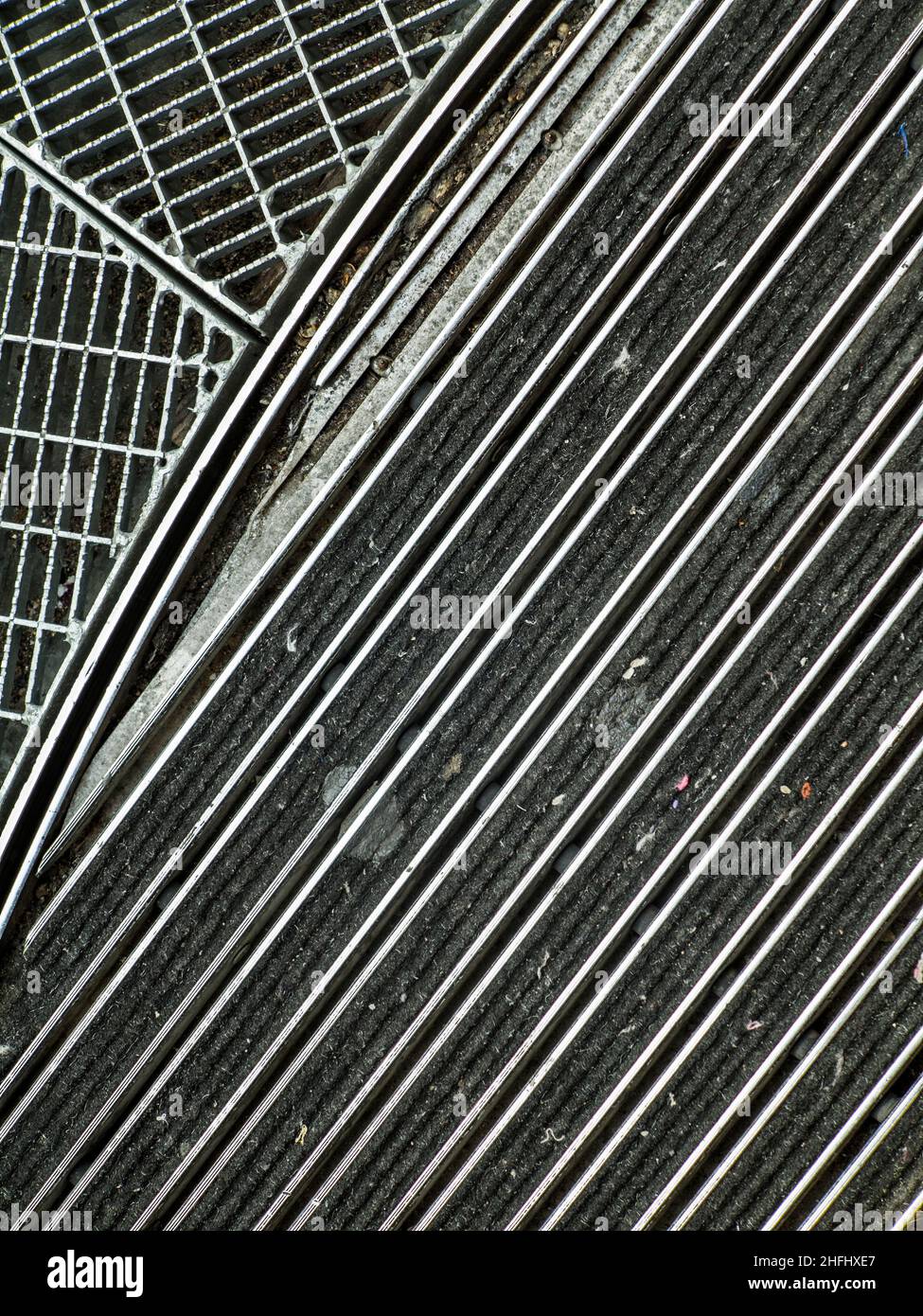 Muster des geometrischen Metallbodens am Eingang Stockfoto