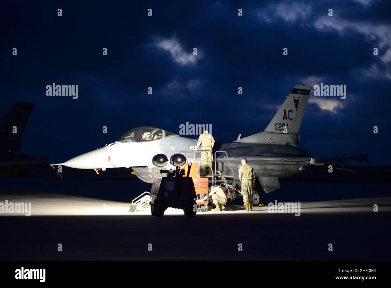 Die Elektro- und Bioumwelttechniker der US-Luftwaffe vom 177th Fighter Wing der New Jersey Air National Guard ändern eine Komponente des Bioumweltkontrollsystems in einem F-16C Fighting Falcon auf der Fluglinie der Boca Chica Naval Air Station, Florida, 11. Januar 2022. 177FW Wartungs-, Betriebs-, Logistik-, Kommunikations- und Sicherheitspersonal reiste zur Marine von Key West, um das Wetter zu nutzen und zahlreiche Trainingseinheiten zu fliegen, um sich auf eine Trainingsveranstaltung zur Demonstration von Agile Combat Employment in der Muñiz Air National Guard Base, Carolina, PR, vorzubereiten. (USA Luft Stockfoto