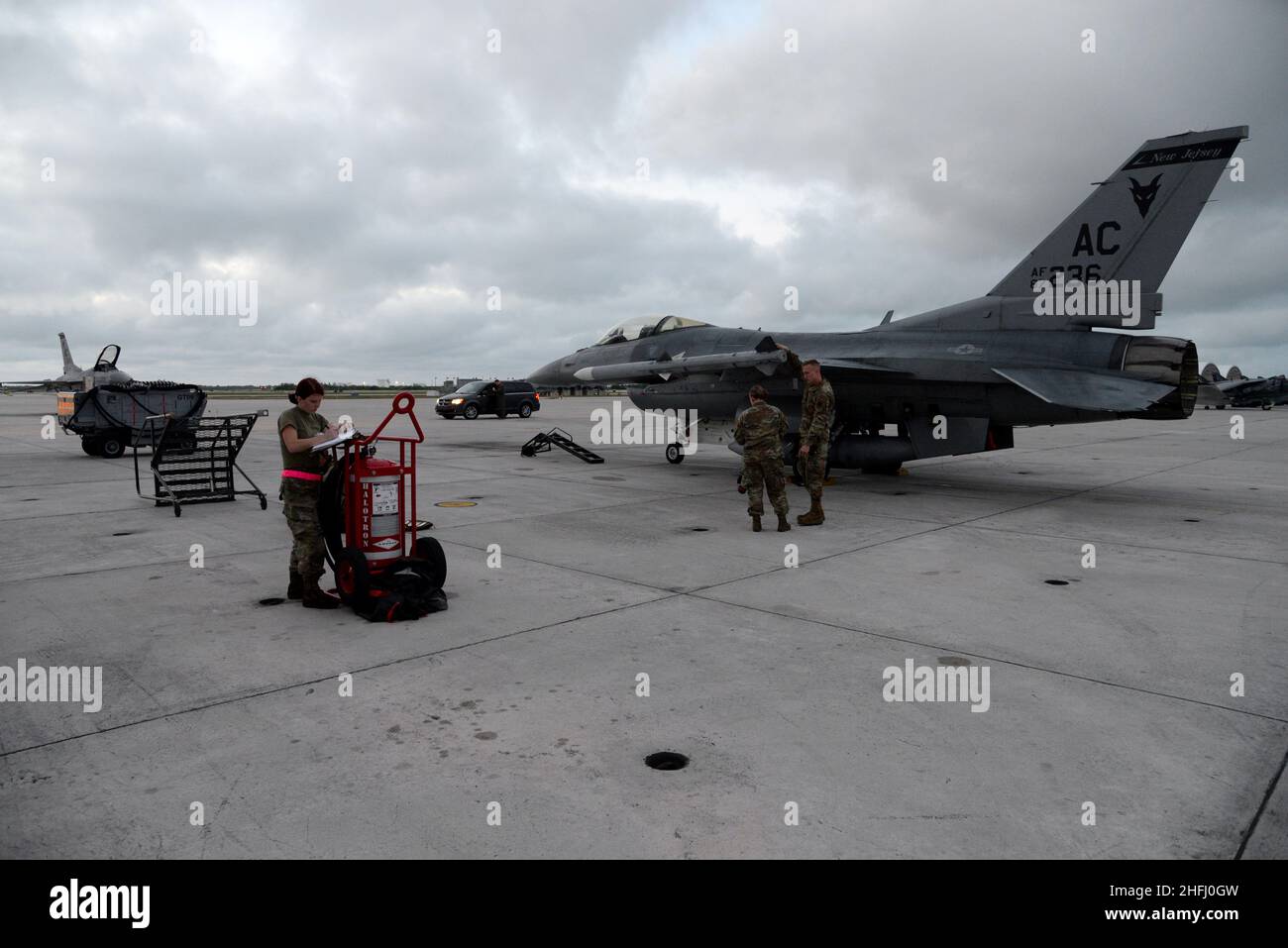 Die Crew-Chefs der US Air Force vom 177th Fighter Wing der New Jersey Air National Guard bereiten F-16C-Kampfflugzeuge für die morgendlichen Starts auf der Fluglinie am Boca Chica Naval Air Station, Florida, vor. 11. Januar 2022. 177FW Wartungs-, Betriebs-, Logistik-, Kommunikations- und Sicherheitspersonal reiste zur Marine von Key West, um das Wetter zu nutzen und zahlreiche Trainingseinheiten zu fliegen, um sich auf eine Trainingsveranstaltung zur Demonstration von Agile Combat Employment in der Muñiz Air National Guard Base, Carolina, PR, vorzubereiten. (USA Foto der Air National Guard von Senior Master Sgt. Andrew J. Moseley) Stockfoto