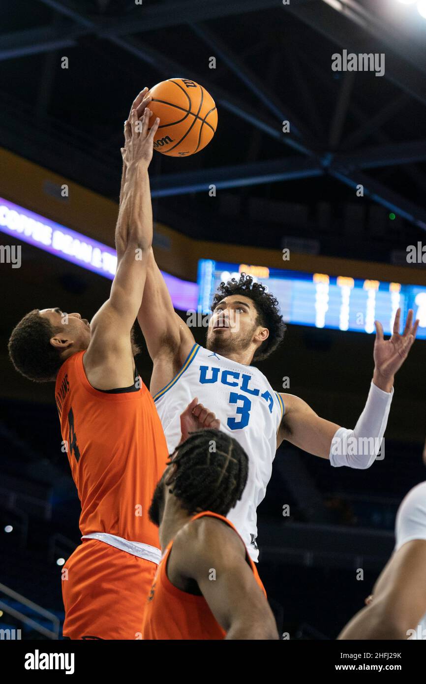 Der UCLA Bruins-Wächter Johnny Juzang (3) wird von dem Oregon State Beavers-Wächter Tre' Williams (4) während eines NCAA-Basketballspiels zwischen dem Oregon State B gefoult Stockfoto