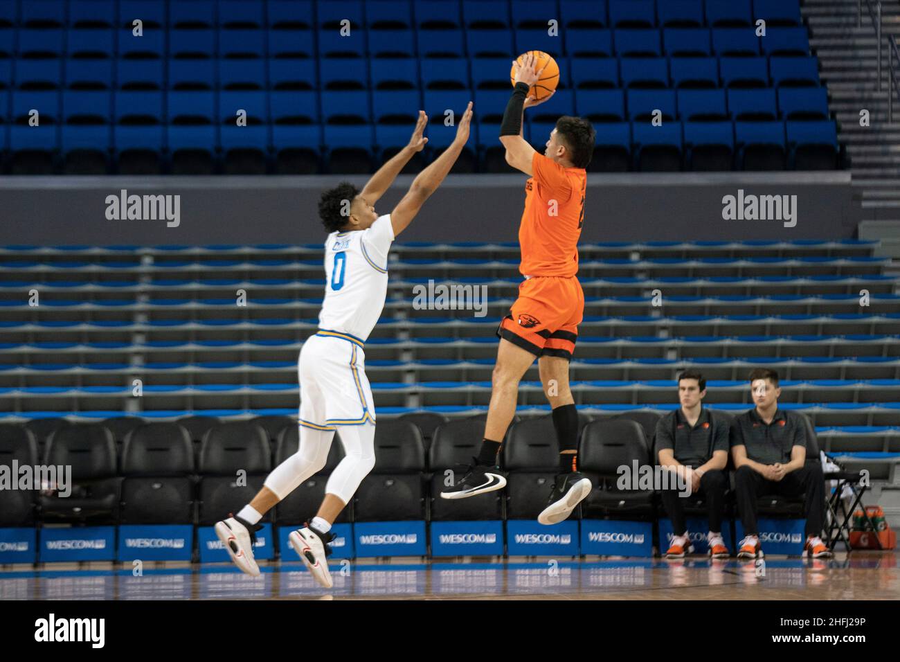 Jarod Lucas (2), Wächter der Oregon State Beavers, schießt auf UCLA Bruins-Wächter Jaylen Clark (0) während eines NCAA-Basketballspiels zwischen der Oregon State Beave Stockfoto