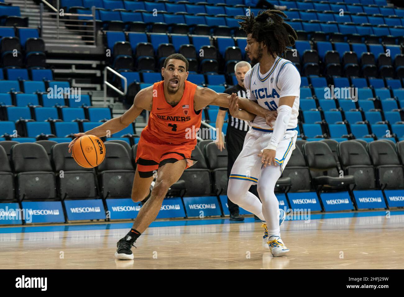 Der Wächter der Oregon State Beavers Tre' Williams (4) fährt während eines NCAA-Basketballspiels zwischen der Oregon Sta gegen den UCLA Bruins-Wächter Tyger Campbell (10) Stockfoto