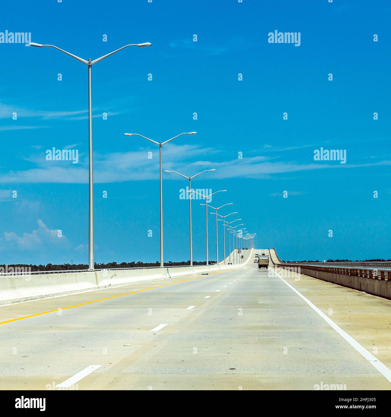 Leere Brücke in der Bay St. Louis in Mississippi in der Mittagshitze Stockfoto