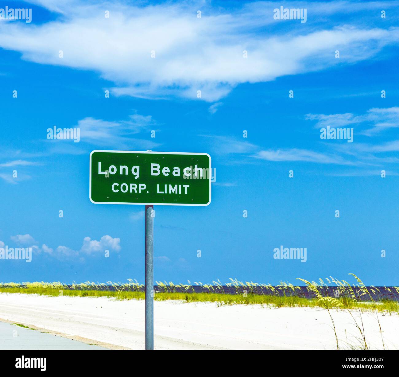 Straßenschild Long Beach am Highway 90 in Pass Christian Stockfoto