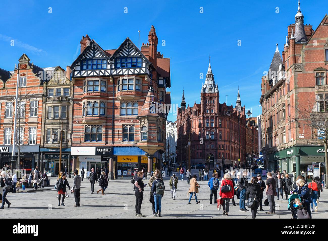 Blick auf die traditionelle Architektur und die historische Geschichte der Geschäfte auf dem alten Marktplatz im Herzen des Stadtzentrums von Nottingham East Midlands, England. Stockfoto