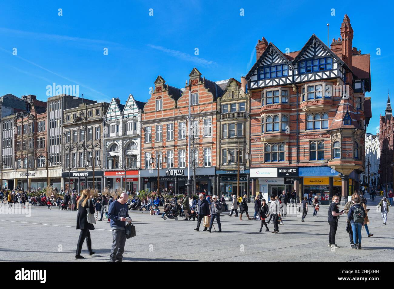 Blick auf die traditionelle Architektur und die historische Geschichte der Geschäfte auf dem alten Marktplatz im Herzen des Stadtzentrums von Nottingham East Midlands, England. Stockfoto