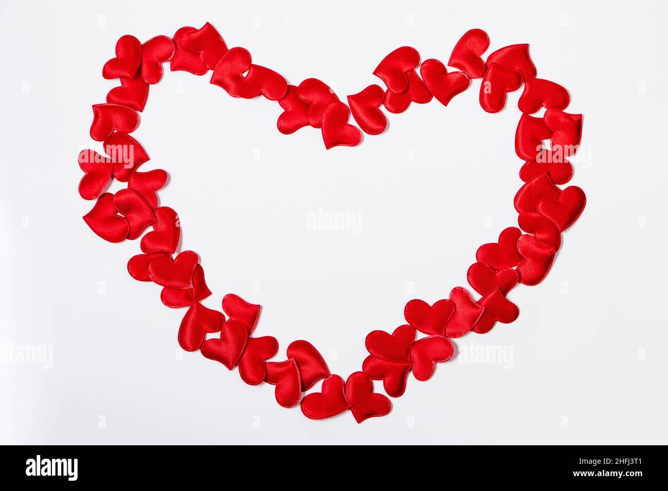Großes rotes Herz auf weißem Hintergrund. Valentinstag Konzept, Ort für Text. Stockfoto