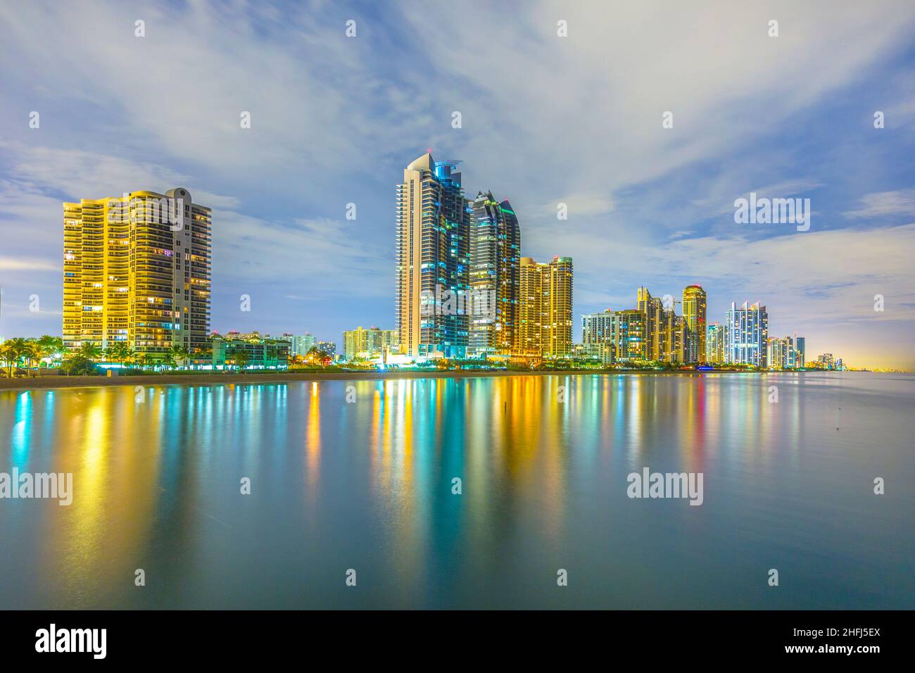 Skyline von Miami sunny Isles bei Nacht mit Reflexionen über den Ozean Stockfoto