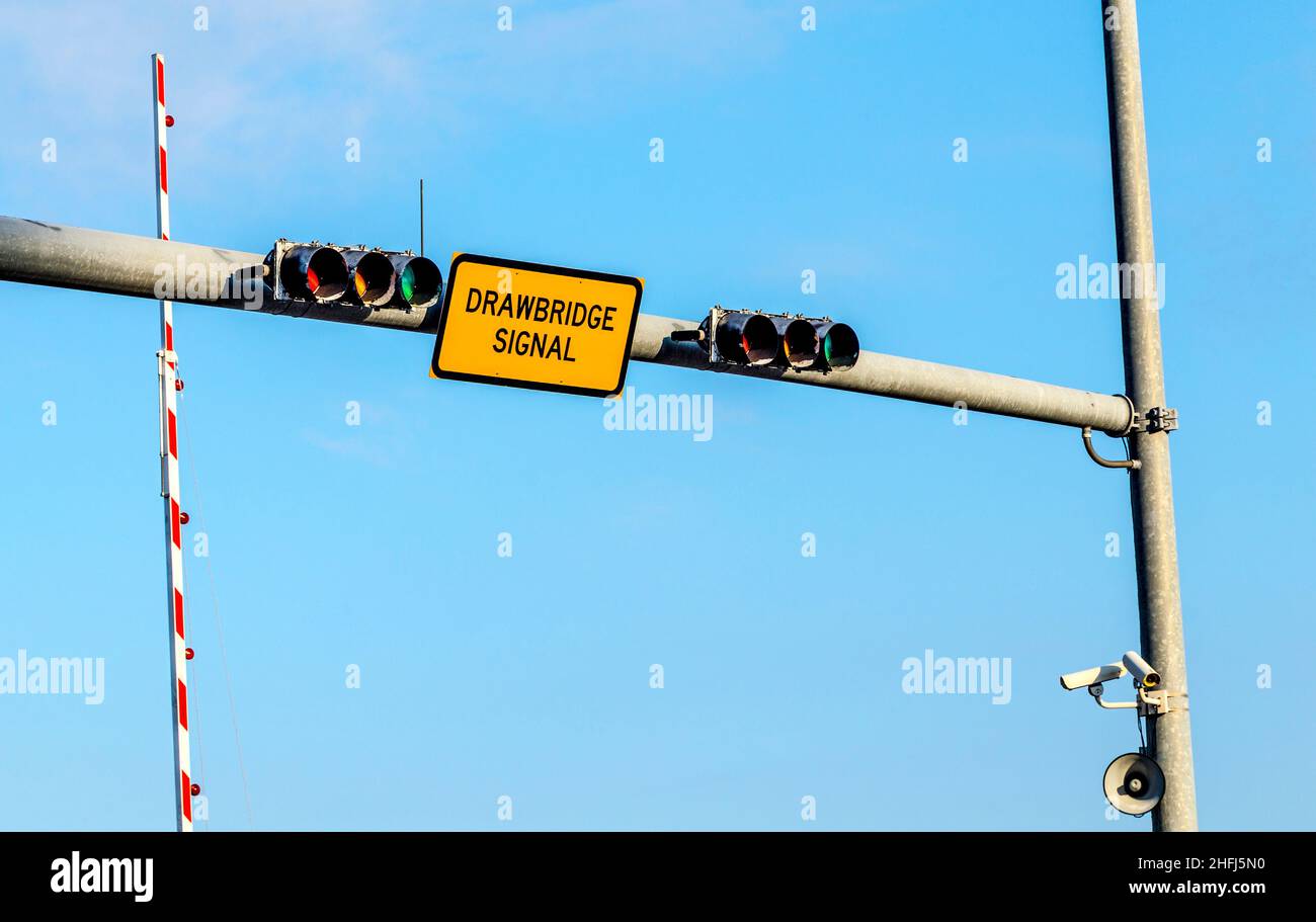 Zugbrückensignal mit Ampel auf der Brücke Stockfoto