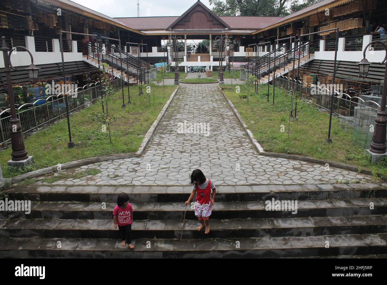 Surakarta, Indonesien. Januar 21 2014. Kleine Kinder spielen auf dem Markt Stockfoto