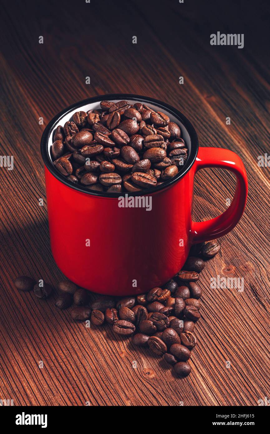 Kaffee rote Tasse mit Bohnen Stockfoto