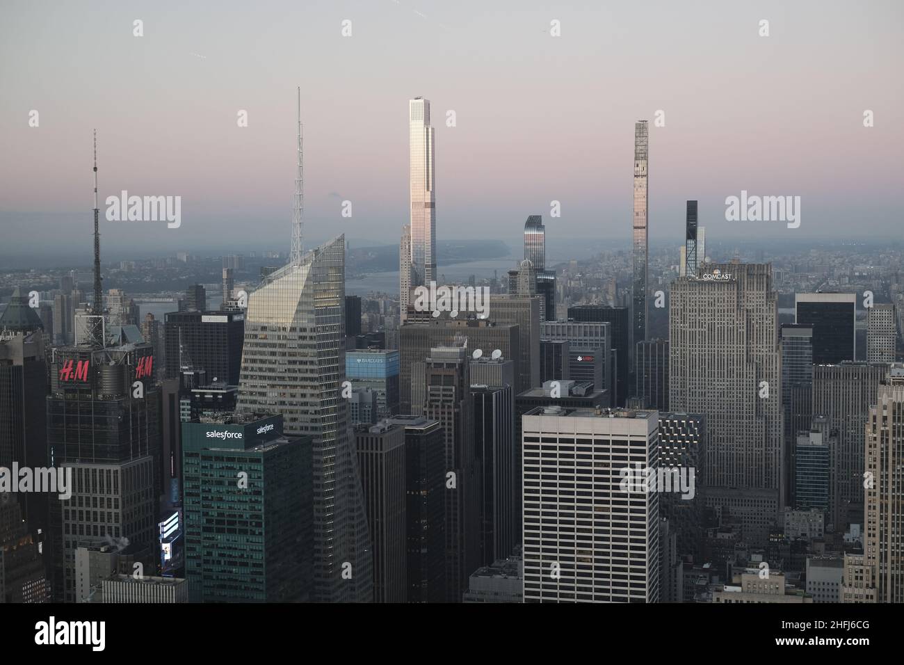 Blick vom Central Park, New York auf die 57th Street Sky Scrpers und andere Türme Stockfoto