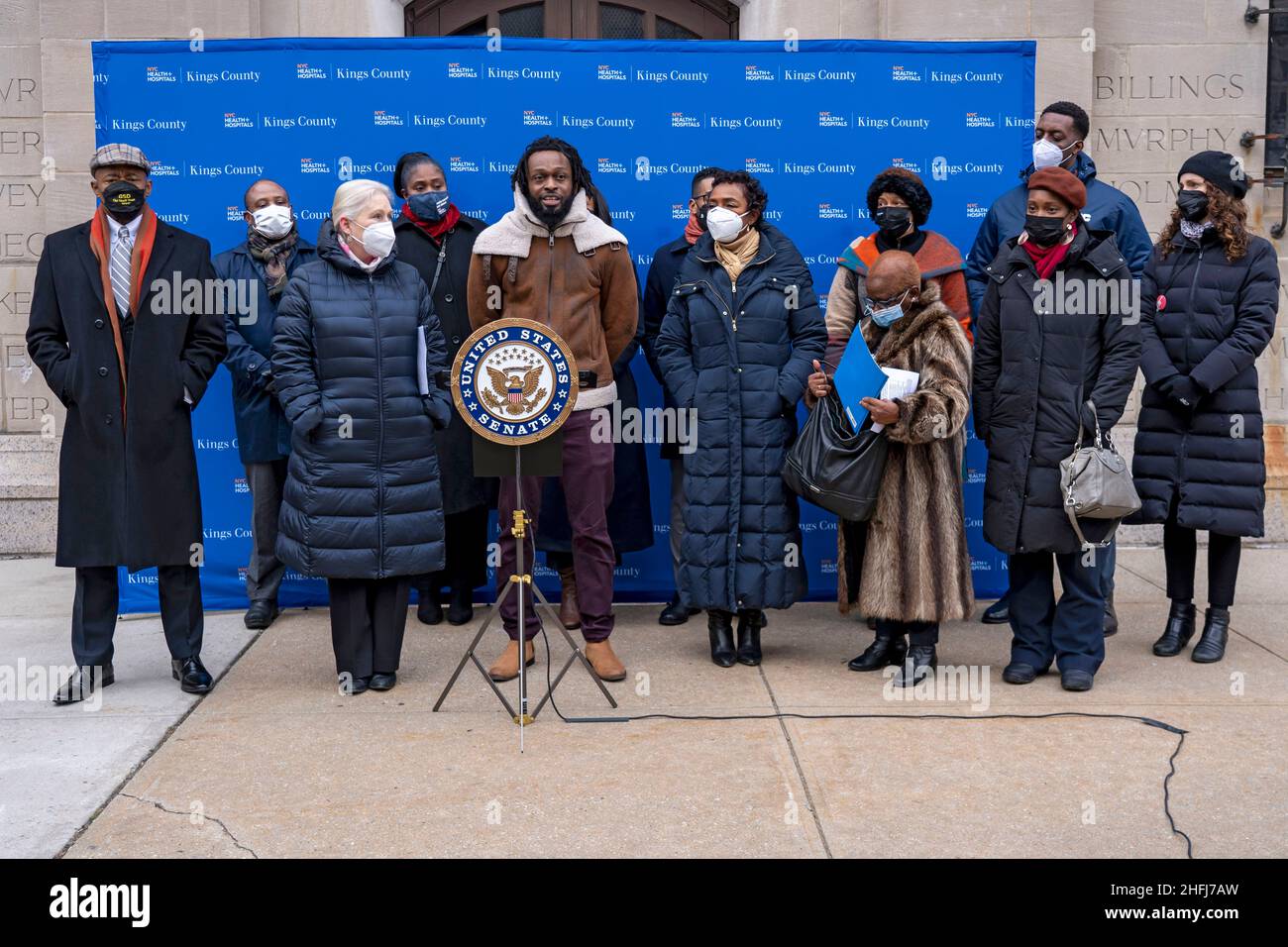 New York, Usa. 16th Januar 2022. Der Anwalt Omari Maynard spricht auf einer Pressekonferenz vor dem Kings County Hospital in New York über die Gesundheit von Müttern. Der Repräsentant Clarke und der Präsident von Brooklyn Borough, Antonio Reynoso, hielten eine Pressekonferenz vor dem Kings County Hospital in Brooklyn ab, um kritische Finanzmittel zur Bekämpfung der Müttersterblichkeitskrise unter schwarzen Frauen und zur Beseitigung der rassistischen Vorurteile in der Mütterpflege zu fordern. Kredit: SOPA Images Limited/Alamy Live Nachrichten Stockfoto