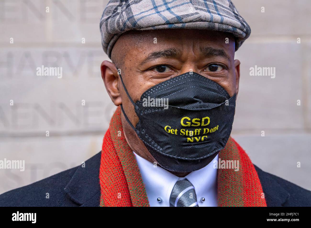 New York, Usa. 16th Januar 2022. Der Bürgermeister von New York, Eric Adams, spricht auf einer Pressekonferenz vor dem Kings County Hospital in New York über die Gesundheit von Müttern. Der Repräsentant Clarke und der Präsident von Brooklyn Borough, Antonio Reynoso, hielten eine Pressekonferenz vor dem Kings County Hospital in Brooklyn ab, um kritische Finanzmittel zur Bekämpfung der Müttersterblichkeitskrise unter schwarzen Frauen und zur Beseitigung der rassistischen Vorurteile in der Mütterpflege zu fordern. Kredit: SOPA Images Limited/Alamy Live Nachrichten Stockfoto