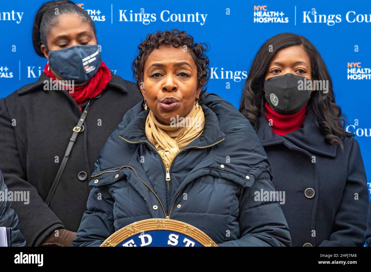 New York, Usa. 16th Januar 2022. Die Kongressabgeordnete Yvette Clarke spricht auf einer Pressekonferenz vor dem Kings County Hospital in New York über die Gesundheit von Müttern. Der Repräsentant Clarke und der Präsident von Brooklyn Borough, Antonio Reynoso, hielten eine Pressekonferenz vor dem Kings County Hospital in Brooklyn ab, um kritische Finanzmittel zur Bekämpfung der Müttersterblichkeitskrise unter schwarzen Frauen und zur Beseitigung der rassistischen Vorurteile in der Mütterpflege zu fordern. (Foto von Ron Adar/SOPA Images/Sipa USA) Quelle: SIPA USA/Alamy Live News Stockfoto