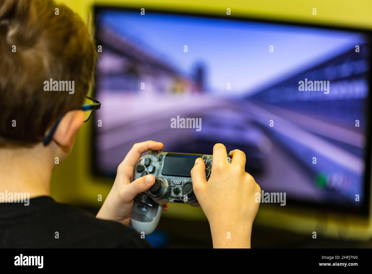 Hand mit Controller, um Videospiel zu spielen. Stockfoto